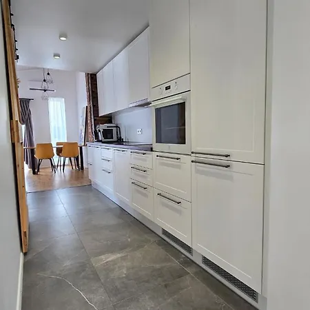 Eraldi Maja, Hoov, Rand Laehedal بارنو